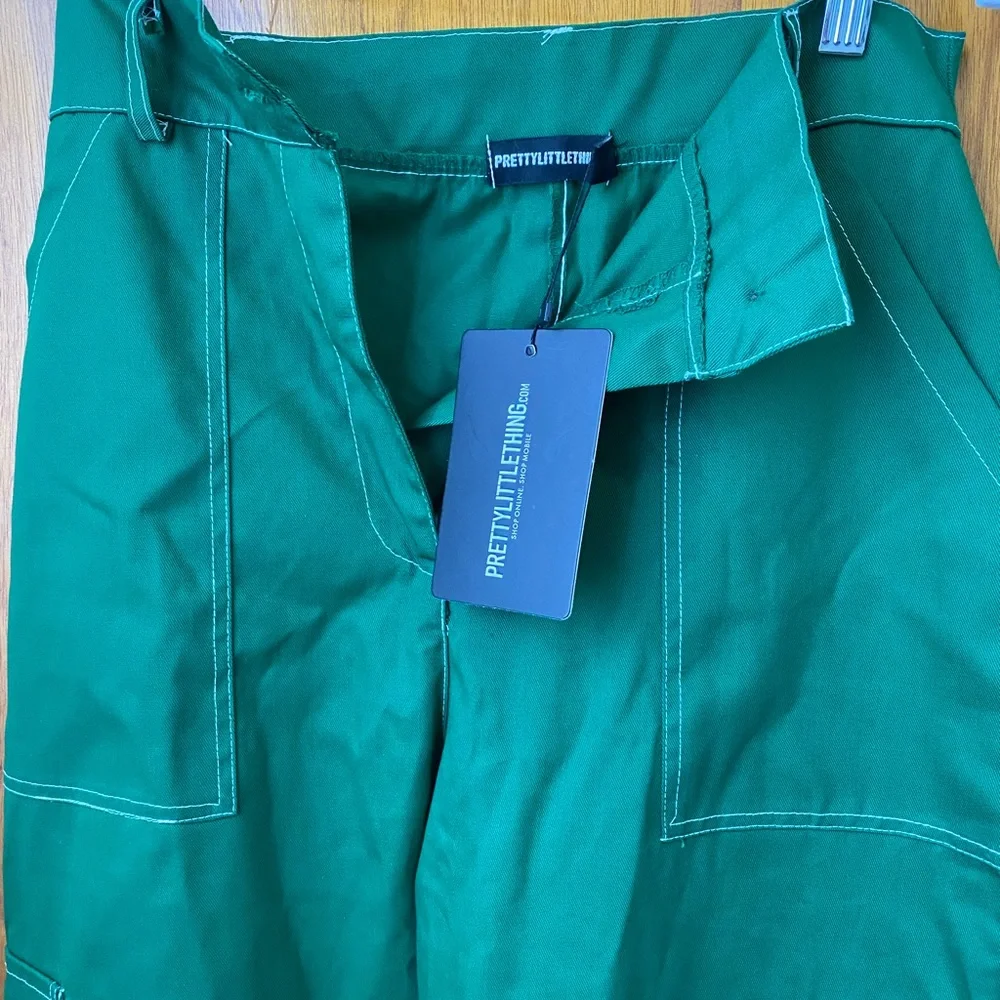 Pretty Little Thing - Bright Green Woven Straight Leg Cargo Pants (NWT) - Picture 2 of 6